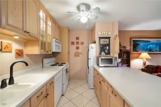 Photo #6: 1018289 Listing