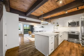 Photo #6: 1018346 Listing