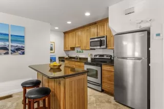 Photo #6: 1018372 Listing