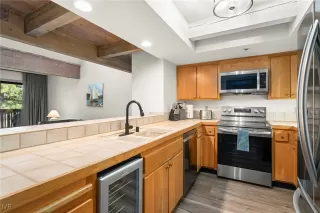 Photo #6: 1018399 Listing