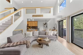 Photo #4: 1018418 Listing