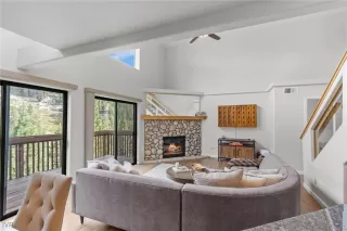 Photo #5: 1018418 Listing