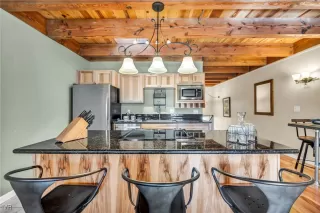 Photo #6: 1018511 Listing