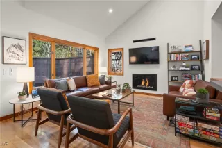 Photo #5: 1018542 Listing