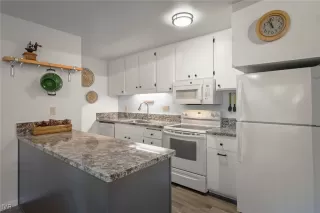 Photo #6: 1018551 Listing