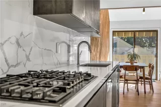 Photo #4: 1018614 Listing