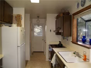 Photo #6: 940809 Listing