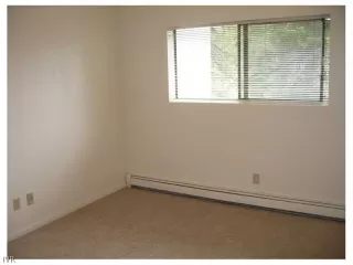 Photo #5: 940975 Listing